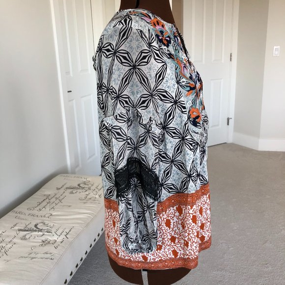 NWOT Floral Top with Ruffles and Lace Trim - Picture 5 of 10